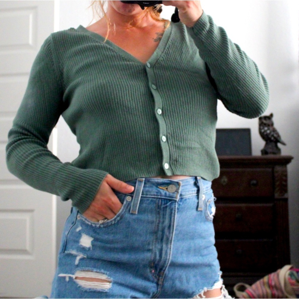 Small almost-crop sweater olive green